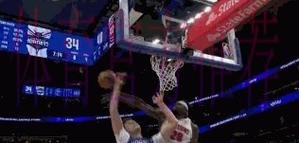 克塔起飞试图双手隔扣,斯图尔特正面拦截完成大帽拒绝 克塔起飞试图双手隔扣,斯图尔特正面拦截完成大帽拒绝